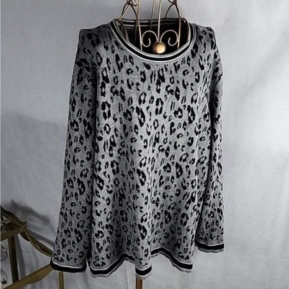 Animal Print Soft Detailed Knit Long Sleeved Tunic with Black & White Trim - Picture 2 of 8